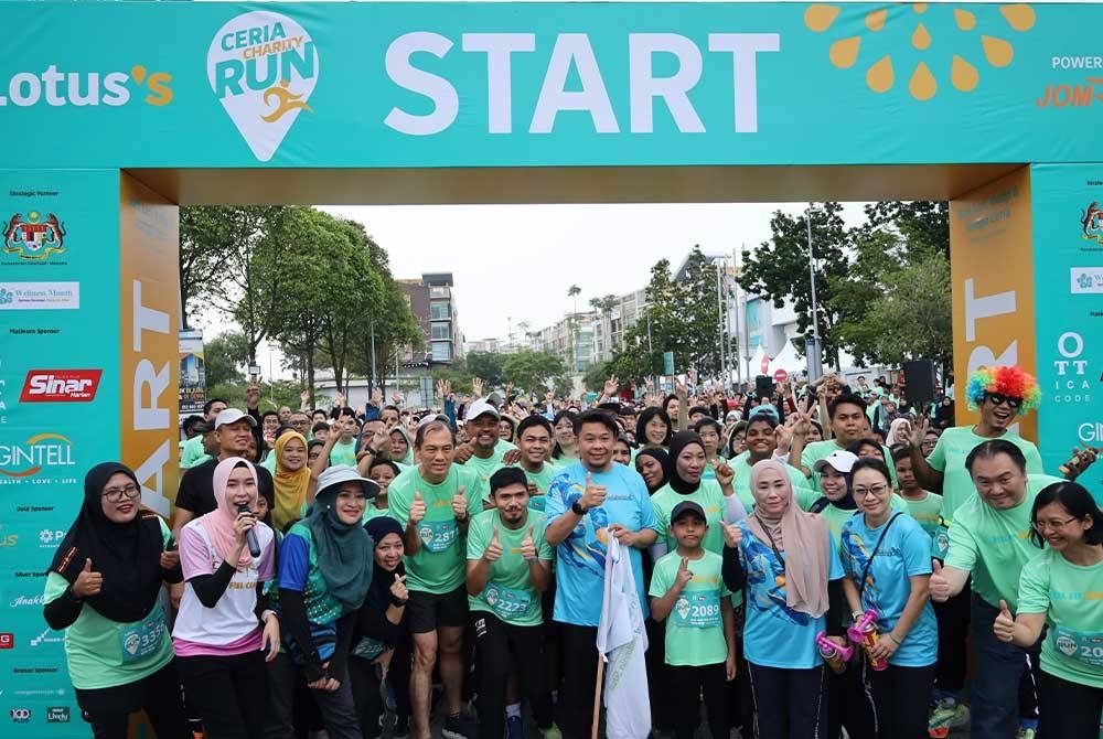 Lukanisman (tujuh kiri) diiringi Kenneth (dua kanan) dan Azliza (kanan) bersama ribuan peserta Lotus’s Ceria Charity Run yang berlangsung di Setia Alam pada Sabtu. - Foto: SINAR HARIAN/ MOHD RAFIQ REDZUAN HAMZAH