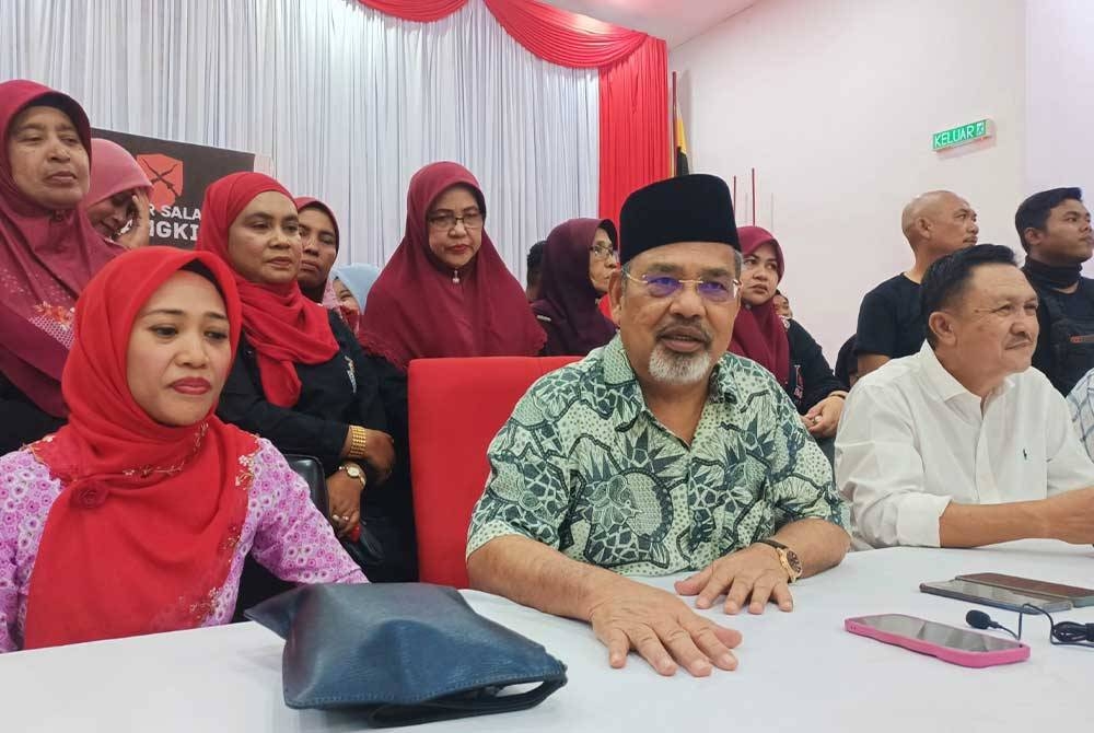 Tajuddin (tengah) dalam sidang akhbar pada Sabtu.