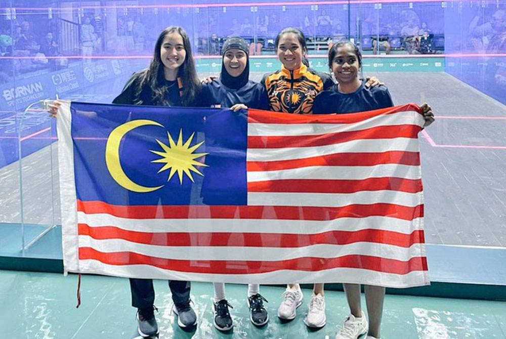 Skuad skuasy wanita kebangsaan menghadiahkan pingat emas ketiga negara dalam acara berpasukan dengan menewaskan juara bertahan Hong Kong 2-1 pada perlawanan akhir. -Foto: Platform X Hannah Yeoh