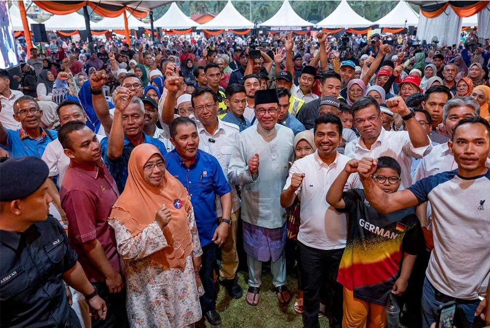 Perdana Menteri bersama penduduk semasa Karnival Segalanya Felda di Felda Teloi Timur, Sik, Kedah pada Ogos lalu.