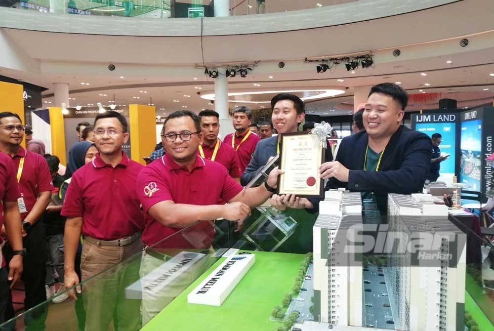 Amirudin (dua dari kiri) pada Ekspo Hartanah Selangor anjuran Lembaga Perumahan dan Hartanah Selangor di Central I-City pada Sabtu.