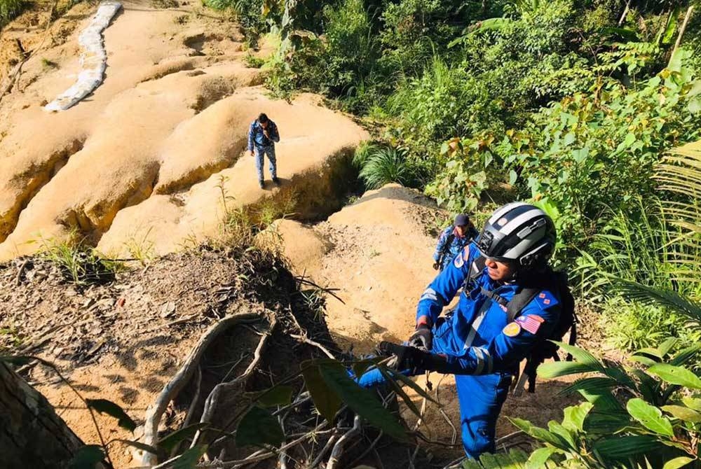 Anggota Pasukan Khas Pertahanan Awam (Paspa) menyertai misi SAR pelancong warga India yang memasuki hari keenam pada Sabtu.