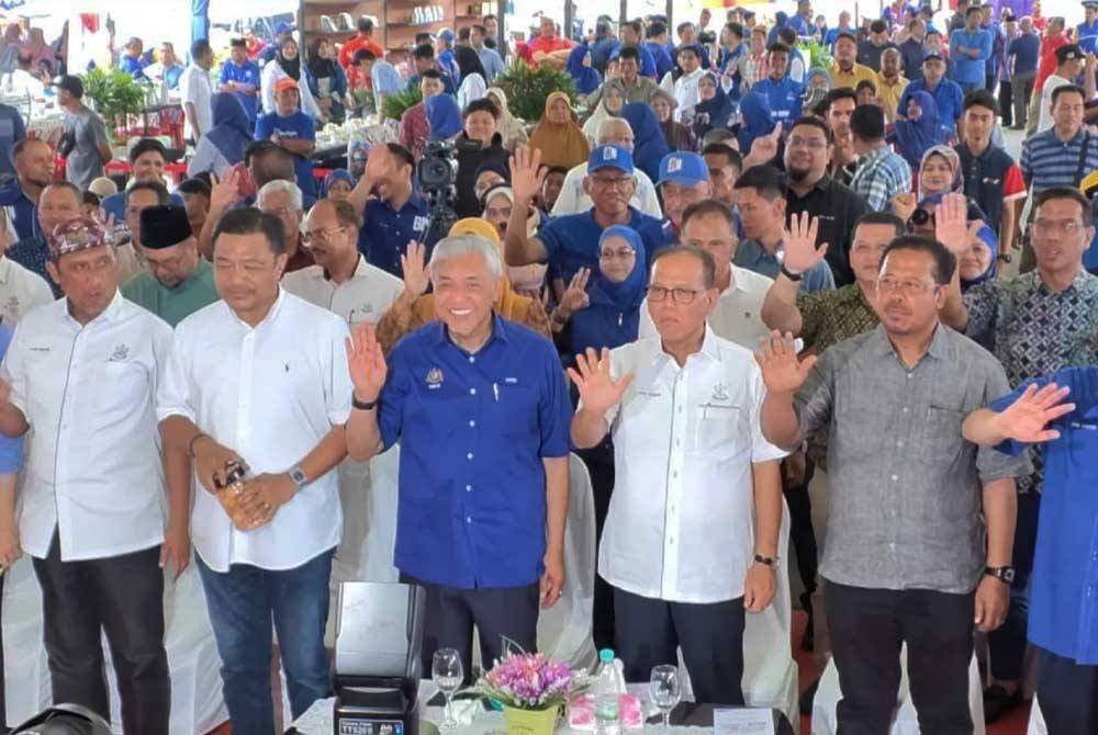 Wan Rosdy (tiga dari kanan) bersama Timbalan Perdana Menteri, Datuk Seri Dr Ahmad Zahid Hamidi pada Majlis Sentuhan Kasih Desa Pelangai di Dataran Simpang Pelangai pada Sabtu.