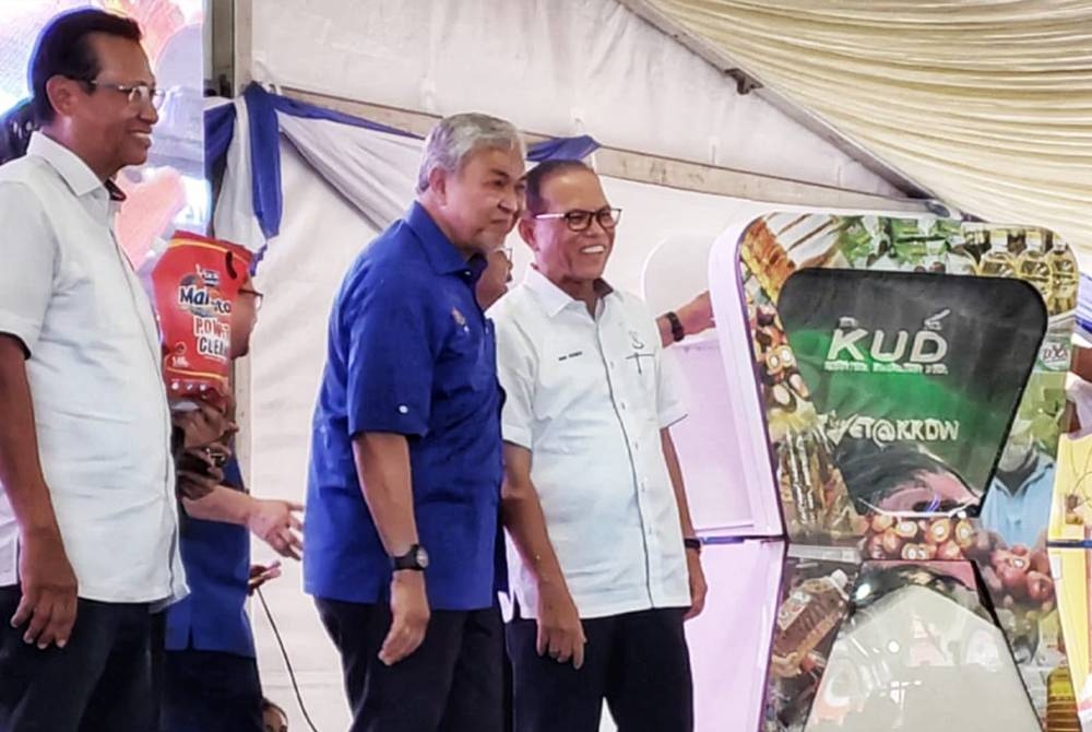 Wan Rosdy (kanan) bersama Timbalan Perdana Menteri, Datuk Seri Dr Ahmad Zahid Hamidi pada Majlis Sentuhan Kasih Desa Pelangai Mini Ekspo Pendidikan dan TVET, Kementerian Kemajuan Desa dan Wilayah (KKDW) dan Keusahawanan Desa di Dataran Simpang Pelangai pada Sabtu.