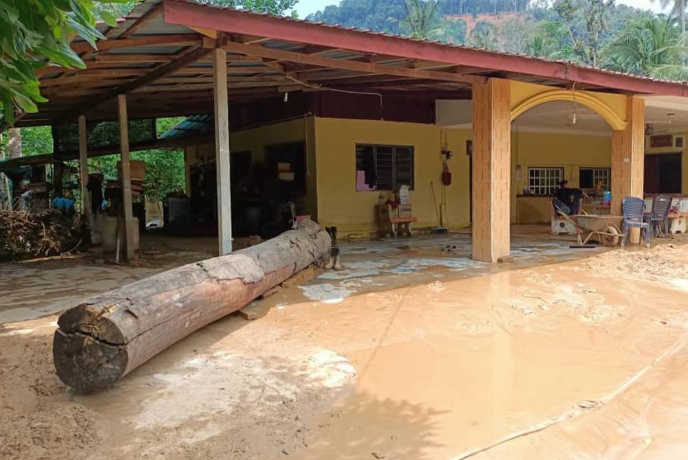 Keadaan sebuah kediaman selepas banjir di Kampung Iboi di Baling beberapa hari lalu. - Foto: APM