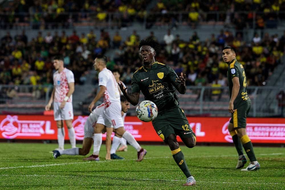 Aksi penjaring gol pasukan KDA FC,Ifedayo Olusegun Patrick Omosuvi (dua dari kanan) pada perlawanan Liga Super, Kuala Lumpur City FC menentang KDA FC di Stadium Bola Sepak Kuala Lumpur Cheras. - Foto: Bernama