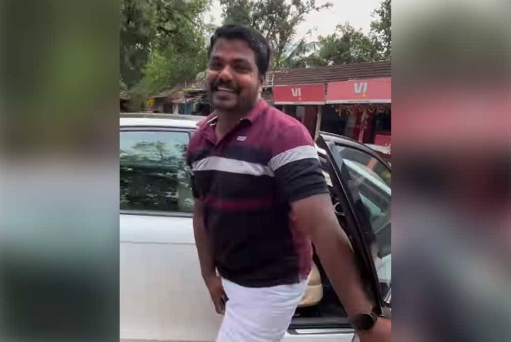 Sujith menaiki kereta mewah untuk menjual bayam merah di Kerala, India. - Agensi