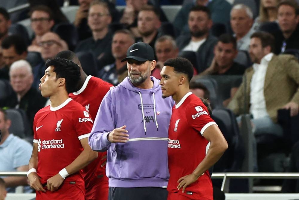 Klopp berkata sesuatu kepada Trent Alexander-Arnold (kanan) pada perlawanan menentang Tottenham Hotspur. - Foto AFP