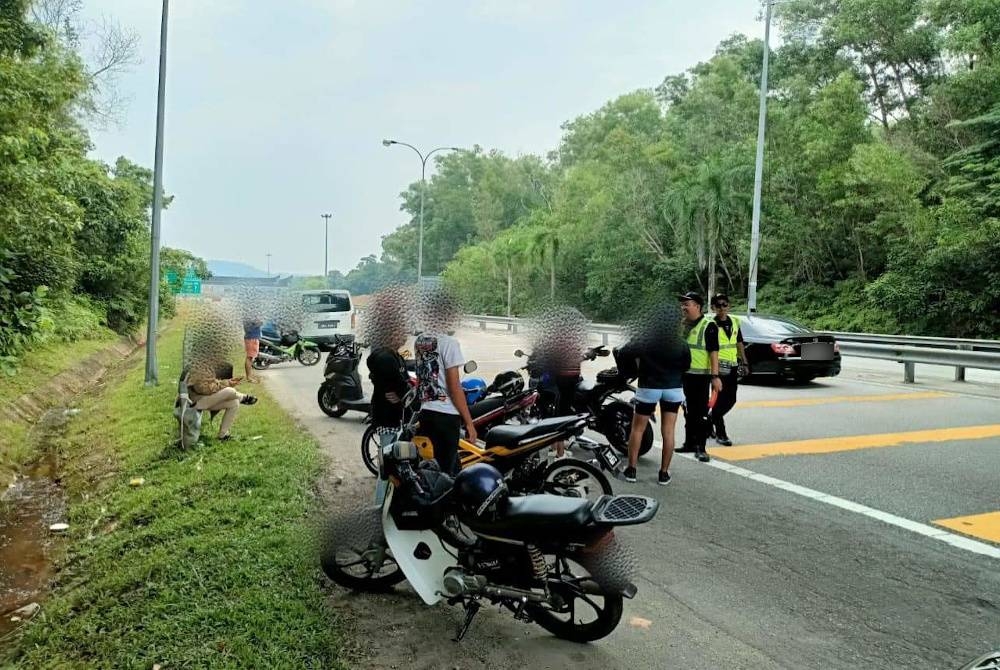 Penguatkuasa JPJ melaksanakan Ops Khas Motosikal.