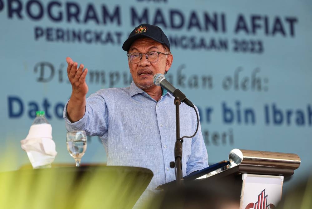 Anwar berucap pada Majlis Pelancaran Skim Perubatan MADANI dan Program MADANI Afiat Peringkat Kebangsaan di Bulatan Sultan Azlan Shah, Meru pada Ahad. - Foto Bernama