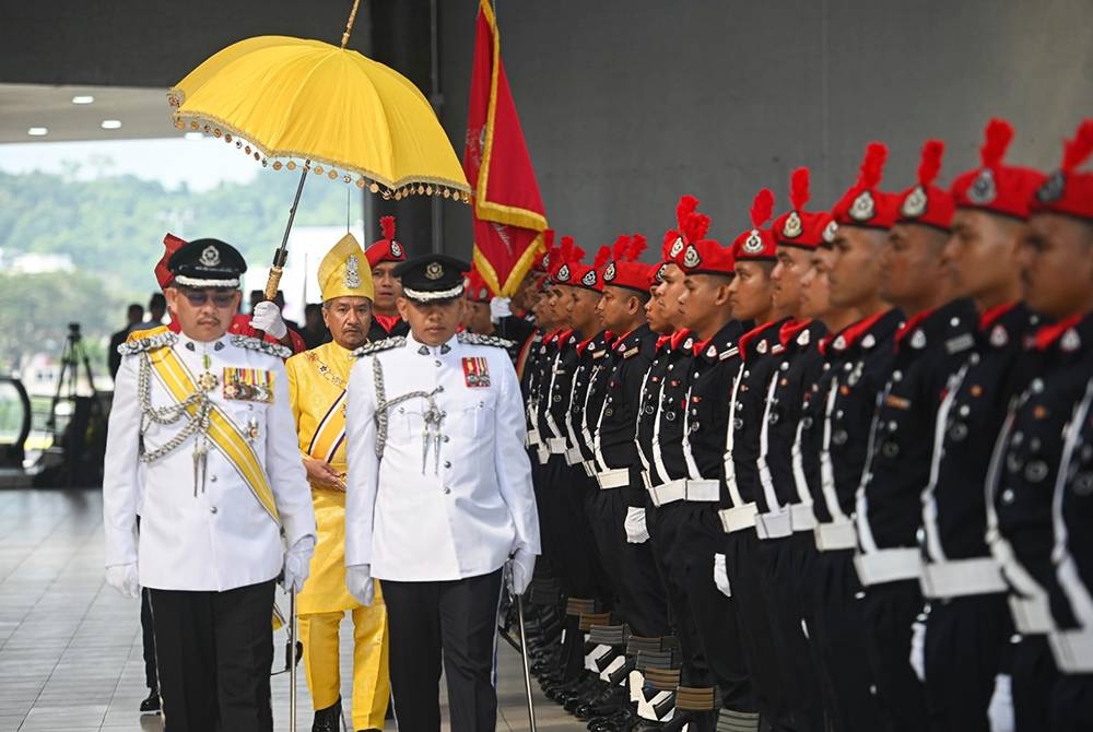 Sultan Mizan hadir pada Istiadat Pembukaan Persidangan Penggal Pertama Dewan Undangan Negeri ke-15 di Dewan Undangan Negeri, Wisma Darul Iman di Kuala Terengganu pada Ahad.