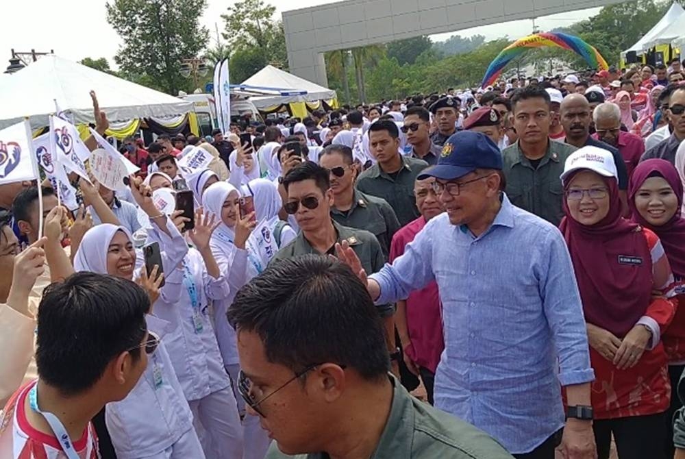 Zaliha (kanan) mengiringi Anwar ketika Majlis Pelancaran Skim Perubatan Madani dan Program Madani Afiat Peringkat Kebangsaan 2023 di Bulatan Sulatan Azlan Shah di sini pada Ahad.