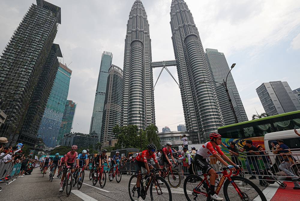 Pelumba Le Tour de Langkawi (LTdL) Malaysia 2023 menamatkan peringkat terakhir LTdL 2023 dari Setia Alam ke Kuala Lumpur sejauh 156.5 kilometer di Menara Berkembar Petronas pada Sabtu. Foto Bernama