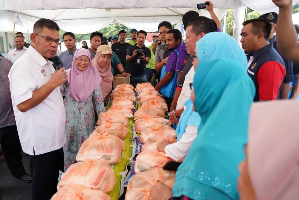 Saifuddin melawat khemah Jualan Rahmah Madani di Kompleks Sukan Bandar Tun Razak di sini pada Ahad. - Foto: SINAR HARIAN/ ROSLI TALIB