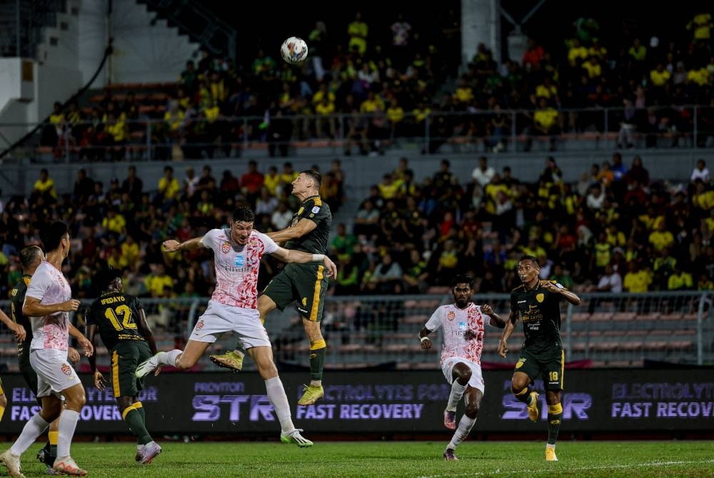 Aksi pemain Kedah Darul Aman FC, Bojan Ciger (tiga dari kanan) ketika merebut bola daripada pemain Kuala Lumpur City FC dalam perlawanan Liga Super. - Foto Bernama