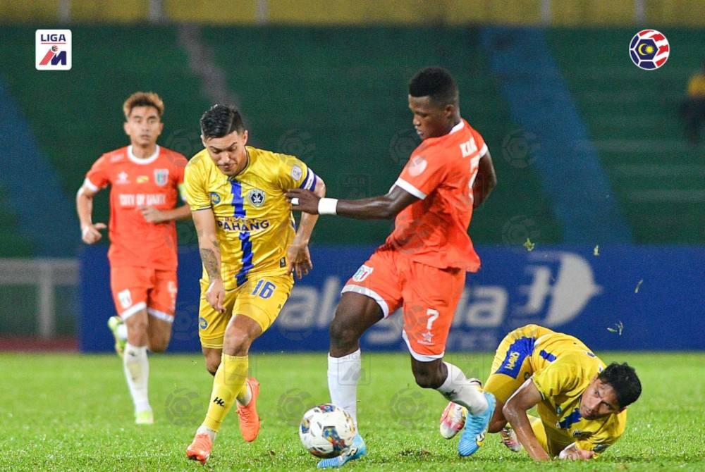 Kapten Pahang, Sergio Aguero (dua, kanan) bersaing dengan Kamara dalam aksi Liga Super di Kuantan pada Sabtu. - Foto MFL