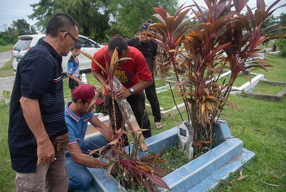 Sembilan batu nisan ditemukan dicabut di Tanah Perkuburan Islam Jagus di Saguking, Labuan. Foto Bernama