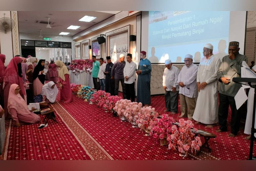 Kesemua yang hadir mengalunkan selawat nabi bersempena sambutan Maulidur Rasul yang dianjurkan oleh Rumah Ngaji Pulau Pinang pada Ahad.