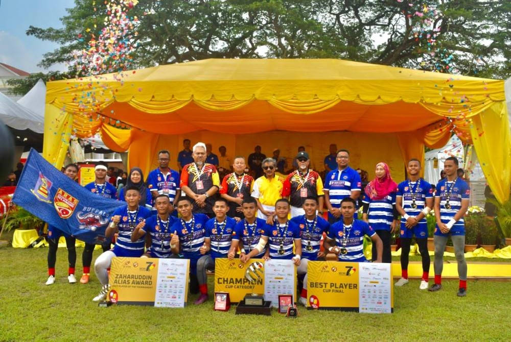 SMK Jalan Tiga (ARAS) muncul juara baharu Kejohanan Ragbi MCKK Primer 7s (P7s) 2023 Edisi Ke-11 selepas menewaskan SSMP 24-0 dalam perlawanan akhir kategori Cup di padang Kolej Melayu Kuala Kangsar pada Ahad.