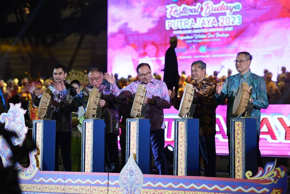 Anwar (tengah) menyempurnakan gimik pelancaran Festival Budaya Putrajaya 2023 sambil disaksikan King Sing (dua dari kiri).