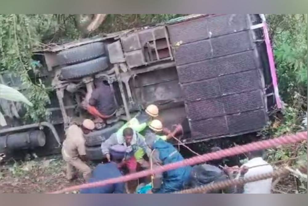 Lapan orang maut dan ramai lagi cedera selepas bas yang membawa 60 penumpang terhumban ke dalam gaung di Tamil Nadu di selatan India.