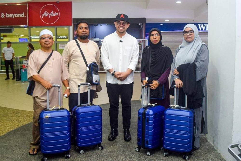 Steven (tengah) bersama Cikgu Zaniyah (dua dari kanan) dan Pak Johari (kiri) yang akan bertolak ke Tanah Suci Makkah bagi mengerjakan umrah bersama anak-anak mereka. - Foto Facebook Steven Sim Chee Keong