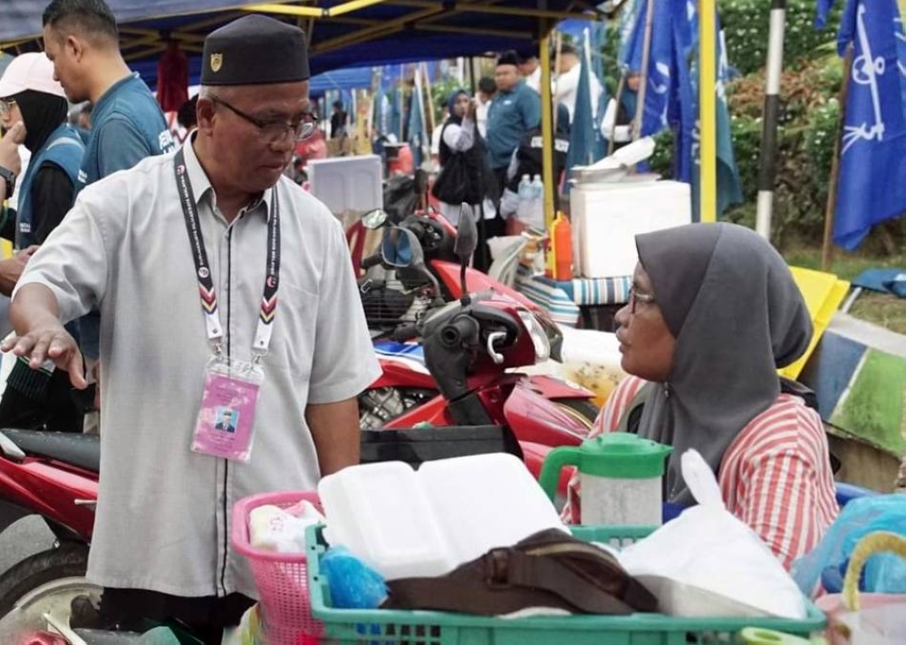 Cikgu Kasim mengadakan kunjungan dan bertemu peniaga di pasar malam di Felda, di sini pada petang Ahad.