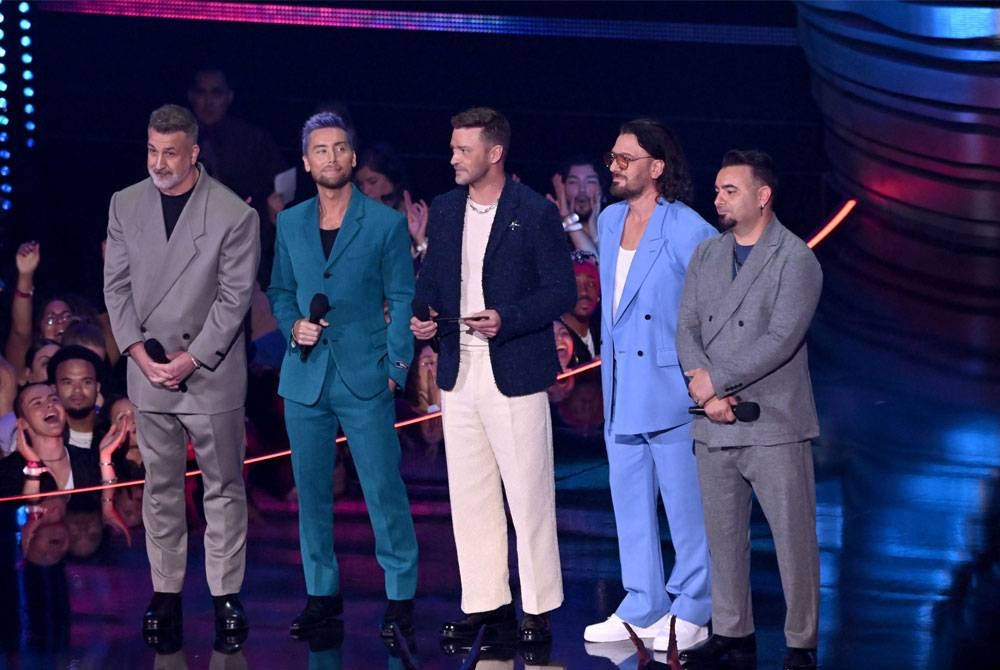 *NSync, salah sebuah boyband paling berjaya akhir 1990an, melancarkan single terbaharu pertama mereka selepas lebih 20 tahun, yang juga merupakan salah satu lagu yang menjadi runut bunyi filem animasi Trolls Band Together (2023).