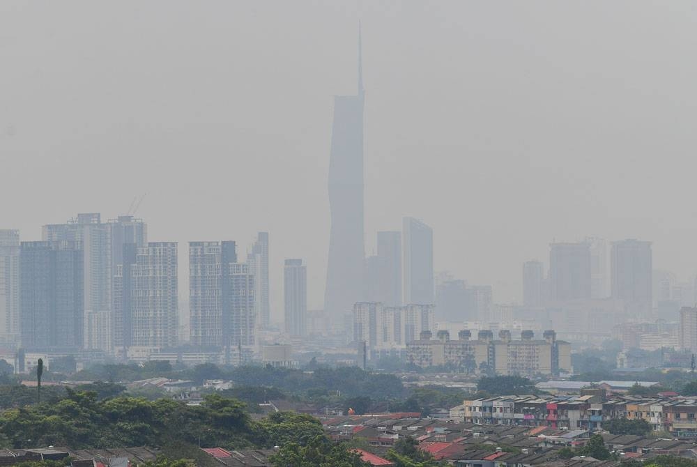 Pemandangan bangunan-bangunan pencakar langit dan sekitarnya kelihatan kabur berikutan keadaan jerebu yang melanda ketika tinjauan di pusat bandar. - Foto Bernama