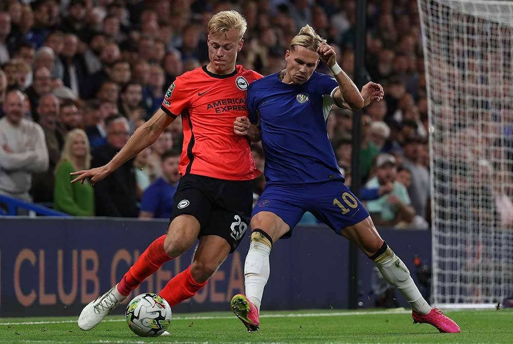 Mudryk (kanan) masih sedang cuba menyesuaikan diri di Stamford Bridge. - Foto AFP