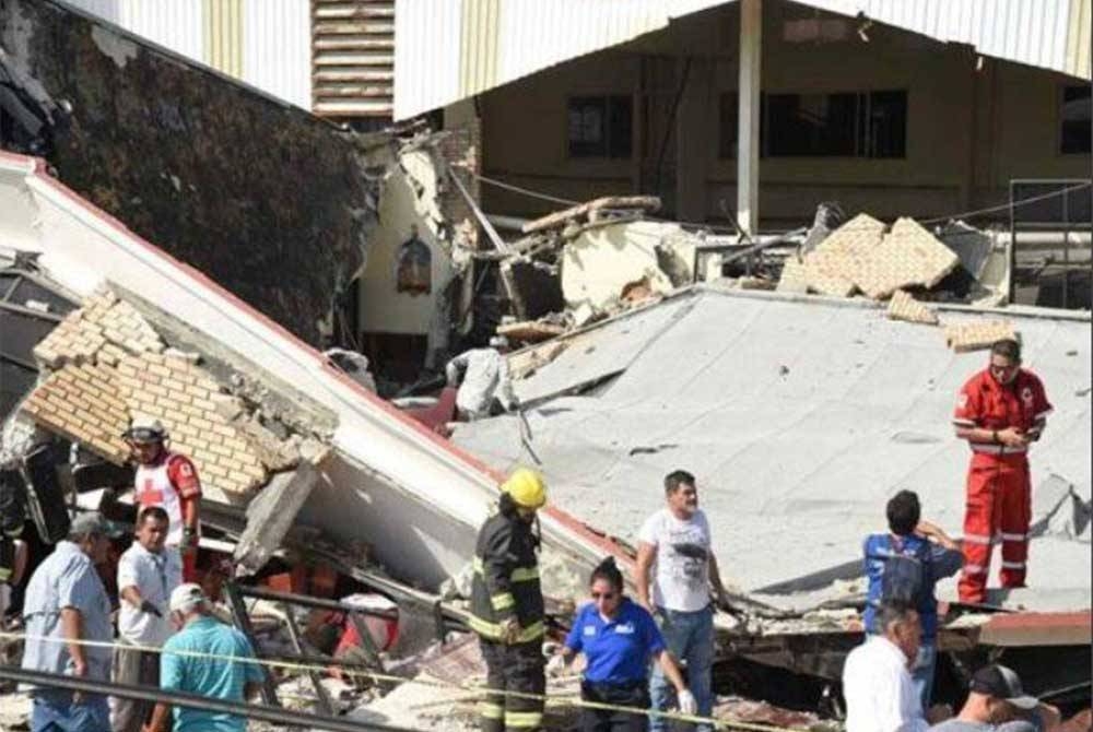 Anggota penyelamat mencari mangsa di tengah-tengah serpihan bangunan selepas bumbung sebuah gereja runtuh semasa upacara pembaptisan di Ciudad Madero, Mexico. - Foto AP