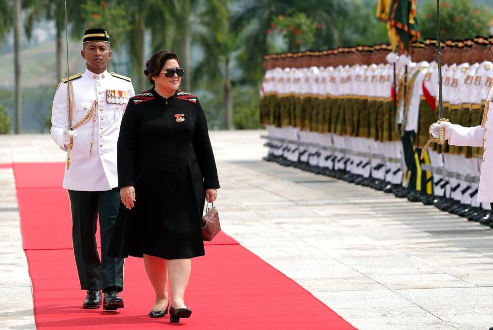 Gabenor Jeneral New Zealand Dame Cindy Kiro memeriksa pasukan Kawalan Kehormat Utama Batalion Pertama Rejimen Askar Melayu Diraja (RAMD) pada Istiadat Sambutan Negara di Istana Negara, pada Isnin. - Foto Bernama