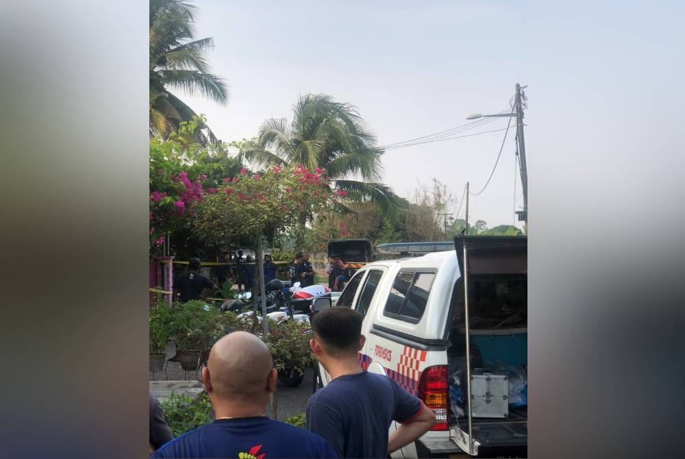 Lokasi warga emas ditemukan mati akibat dijerut menggunakan kain pelekat dalam kejadian samun di Taman Desa Bidara, Kuala Ketil pada Ahad. - Foto PDRM