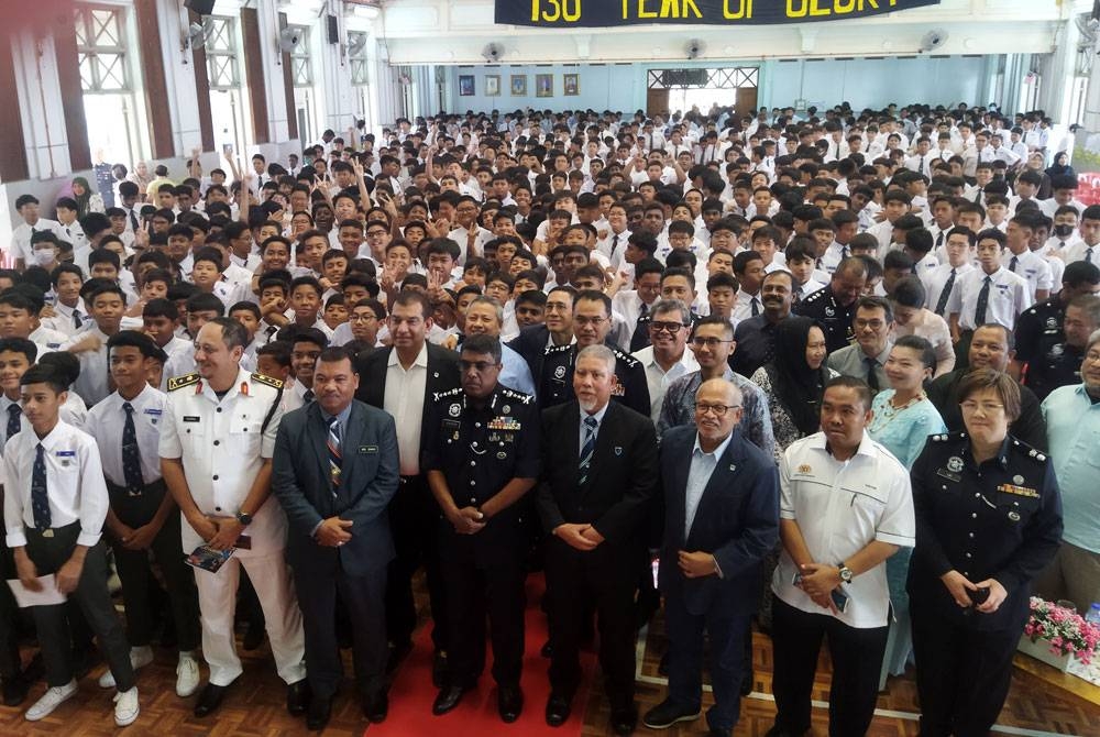 Allaudeen (lima dari kanan) bergambar bersama murid dan guru Victoria Institution, di Kuala Lumpur pada Isnin.