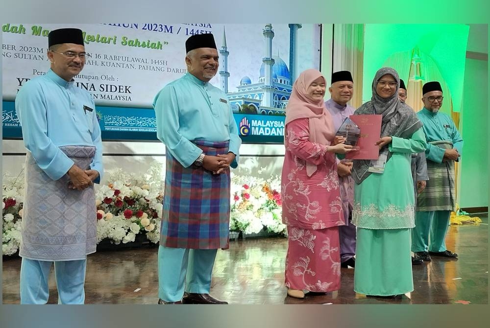 Fadhlina menyampaikan hadiah kepada johan tilawah al-Quran Sekolah Menengah kategori perempuan, Ulya Ahmad Sayuti sempena Majlis Perasmian Penutup Mahrajan al-Quran Sekolah-Sekolah KPM Peringkat Kebangsaan 2023 di Unipsas di sini pada Isnin.