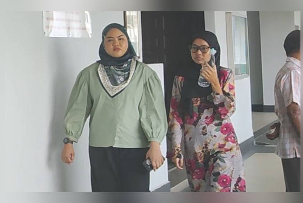 Siti Aina Nurnisa (kanan) hadir di Mahkamah Sesyen Kuala Lumpur pada Isnin, atas satu pertuduhan menganiaya dan mengabaikan anak jirannya berusia tiga tahun, sehingga menyebabkan kanak-kanak itu lemas, dua minggu lalu.