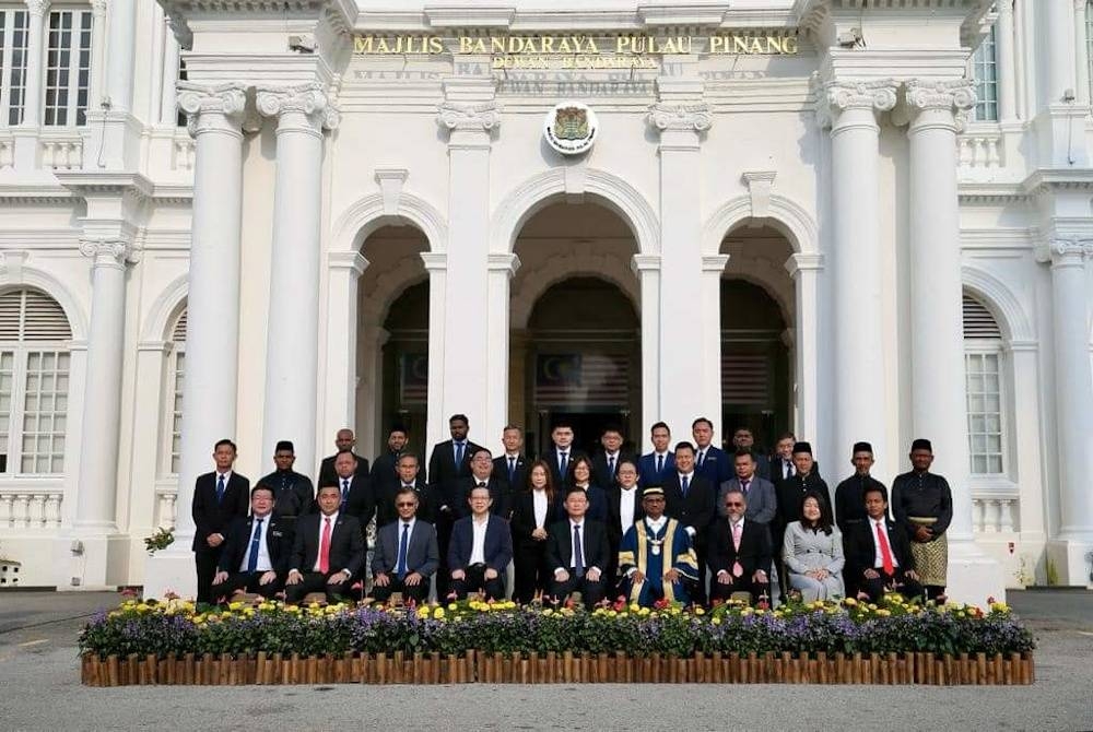 Ahli Majlis MBPP dan Datuk Bandar bergambar bersama Kon Yeow selepas selesai majlis angkat sumpah pada Isnin.