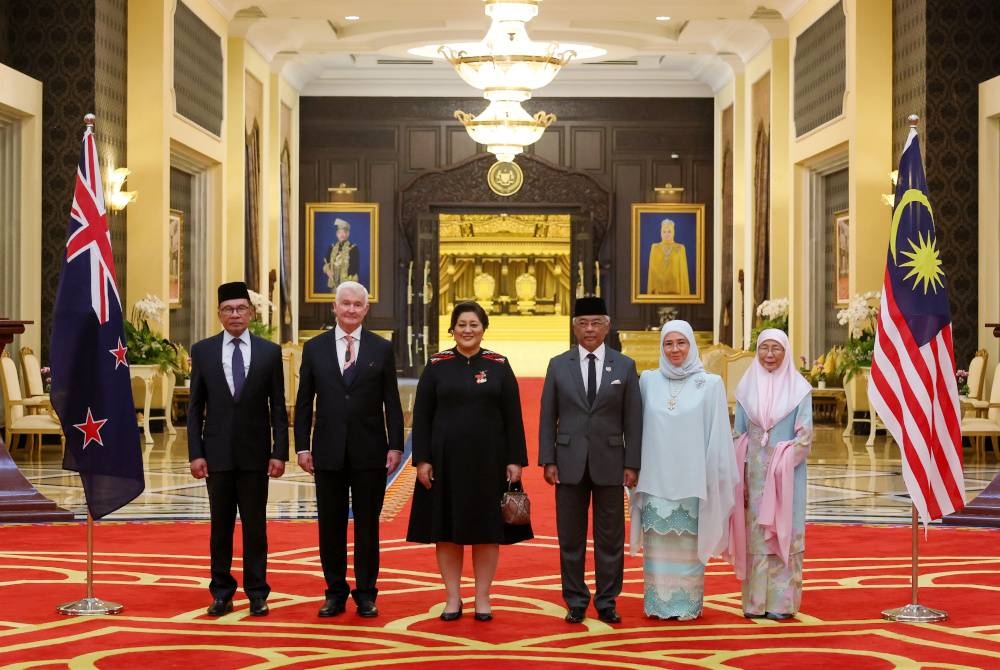 Yang di-Pertuan Agong Al-Sultan Abdullah Ri&#039;ayatuddin Al-Mustafa Billah Shah (tiga dari kanan) dan Raja Permaisuri Agong Tunku Hajah Azizah Aminah Maimunah Iskandariah (dua dari kiri) berkenan bergambar bersama Gabenor Jeneral New Zealand Dame Cindy Kiro (tiga dari kiri) dan pasangan Dr Richard Davies (dua dari kanan) pada Istiadat Sambutan Negara di Istana Negara pada Isnin. Turut kelihatan Perdana Menteri, Datuk Seri Anwar Ibrahim dan isteri Datuk Seri Dr Wan Azizah Wan Ismail. - Foto Bernama