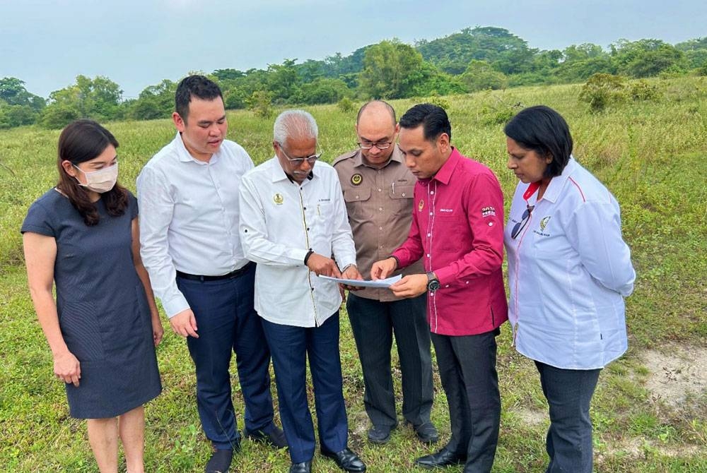 Sivanesan (tiga dari kiri) ketika meninjau cadangan tapak pembinaan hospital baru di Kampar.