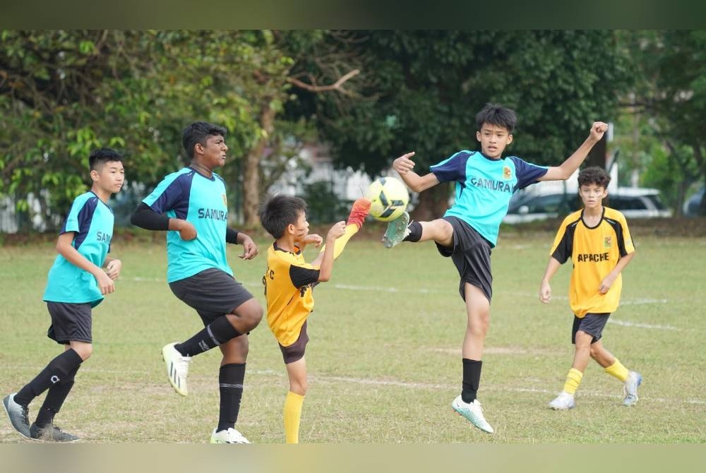 Antara aksi dipamerkan para pemain dalam kejohanan Liga Bola Sepak Remaja Komuniti Subang Jaya (SJCYFL).