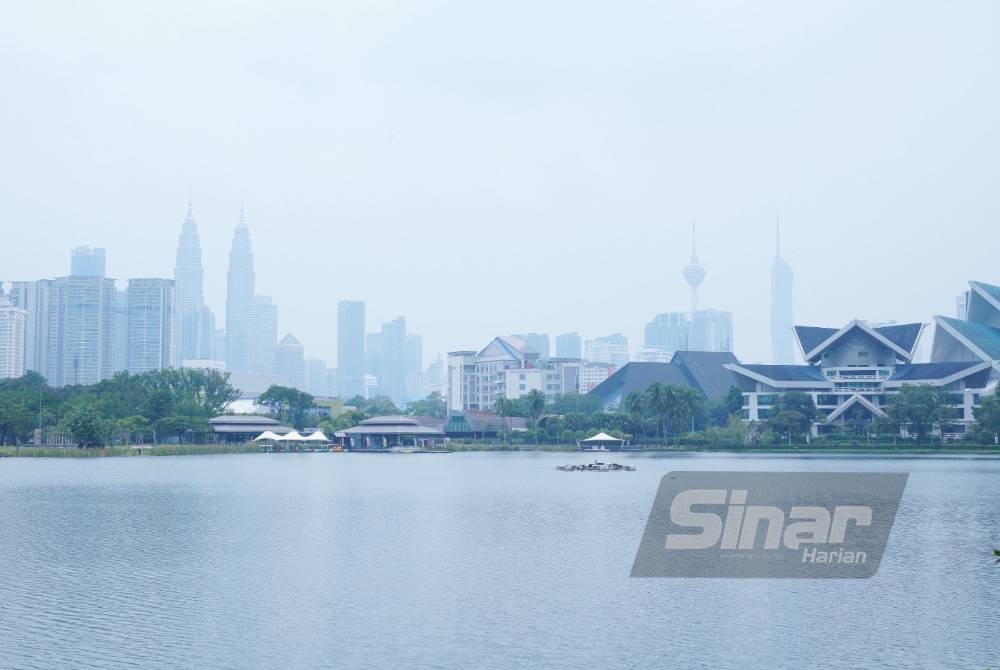 Pemandangan bandar raya Kuala Lumpur kelihatan kabur berikutan keadaan jerebu ketika tinjauan lensa Sinar Harian di Taman Tasik Titiwangsa pada Isnin. - Foto Sinar Harian / MOHD HALIM ABDUL WAHID