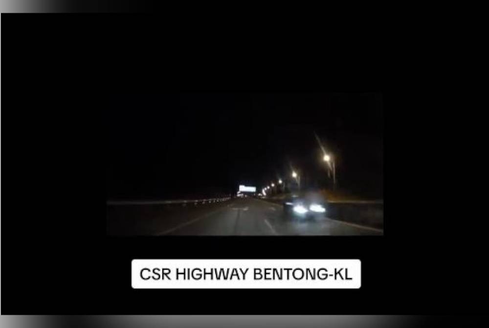 Tangkap layar klip video tular memaparkan sebuah kereta dipandu secara melawan arus hingga nyaris mengakibatkan kemalangan dipercayai berlaku di Lebuhraya CSR di Bentong.