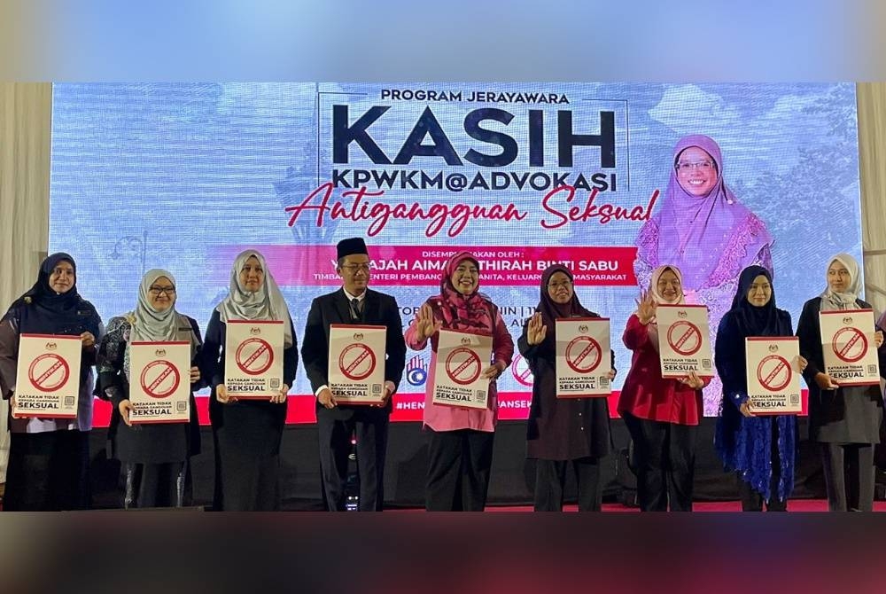 Aiman Athirah (empat dari kanan) bersama wakil jabatan, syarikat, NGO serta aktivis yang menerima notis Antigangguan Seksual pada program Jerayawara Kasih KPWKM@Advokasi Antigangguan Seksual Kedah di Alor Setar.