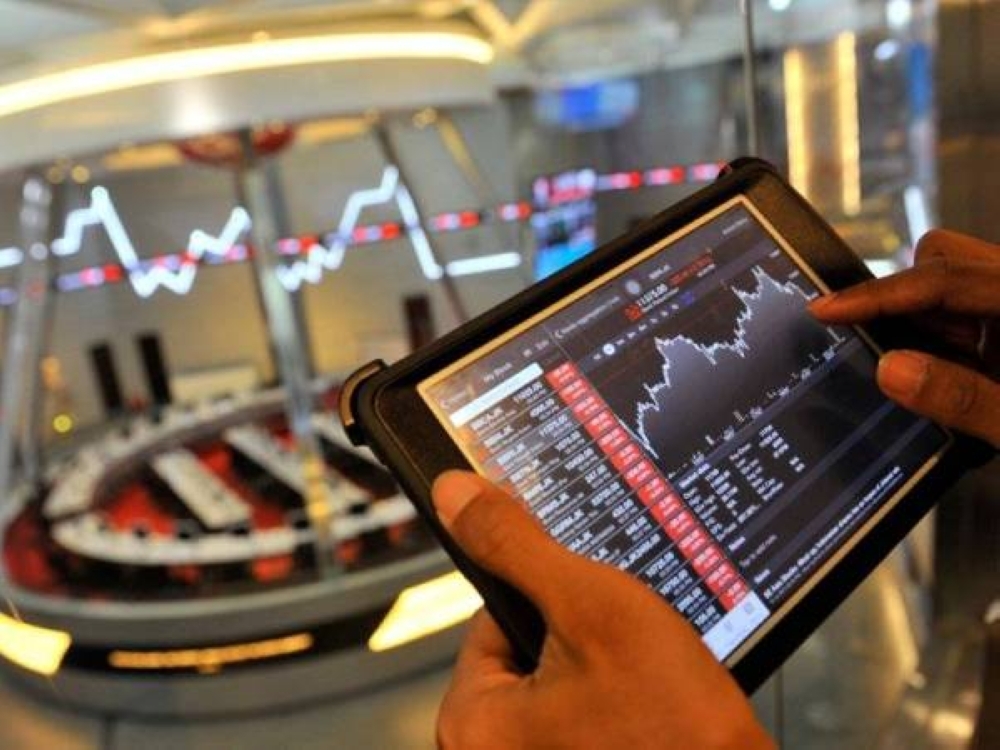 Pada 5 petang, indeks petunjuk utama FTSE Bursa Malaysia KLCI (FBM KLCI) susut 5.41 mata kepada 1,418.76 daripada 1,424.17 pada Jumaat lepas. - Gambar hiasan