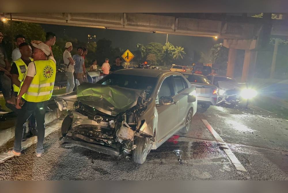 Perodua Bezza yang dipandu mangsa remuk selepas dirempuh BMW yang melawan arus.