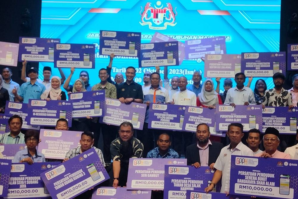 Mohd Nawardi (berdiri tengah, barisan belakang) bersama wakil penerima geran GPPK pada Program Memperkasa Tadbir Urus Keselamatan Komuniti Negeri Selangor pada Isnin