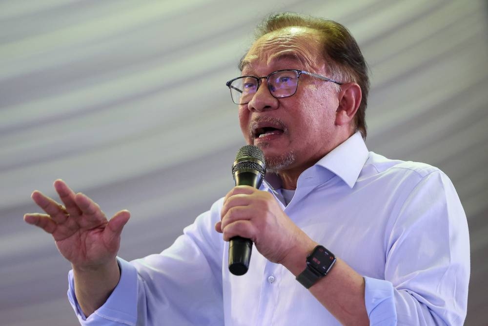 Perdana Menteri, Datuk Seri Anwar Ibrahim berucap pada Karnival Segalanya Felda Wilayah Mempaga di Felda Chemomoi pada Isnin. - Foto Bernama