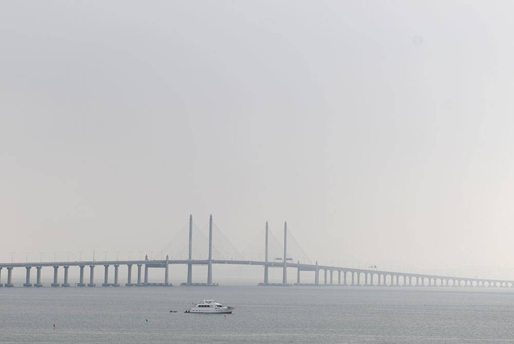 Pemandangan Jambatan Sultan Abdul Halim Mu’adzam Shah di George Town di Pulau Pinang kabur berikutan keadaan jerebu yang melanda di sini hari ini. Foto Bernama