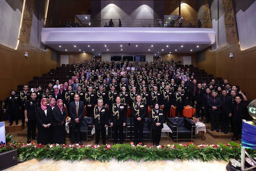 Azam (depan: tiga dari kanan) bergambar kenangan bersama pegawai dan kakitangan SPRM sempena sambutan ulang tahun SPRM ke-56 di Putrajaya pada Isnin.