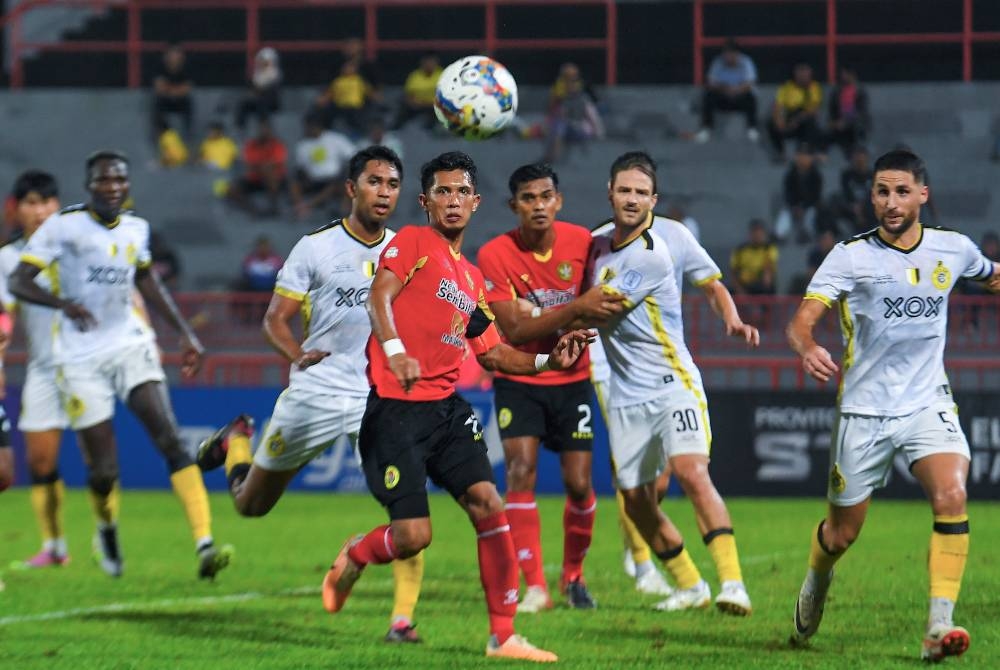 Pemain Negeri Sembilan, Mohd Zamri Pin Ramli bersaing dengan pemain Perak pada perlawanan Liga Super di Stadium Tuanku Abdul Rahman Paroi.